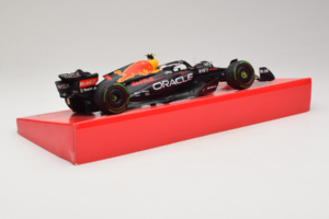 Red Bull RB18 #1 M. Verstappen Oracle Red Bull Racing Japanese Grand Prix Winner World Champion 2022 Minichamps 1:18 11322280 — photo 3 of 7