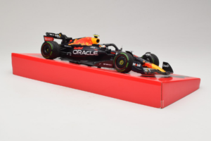 Red Bull RB18 #1 M. Verstappen Oracle Red Bull Racing Japanese Grand Prix Winner World Champion 2022 Minichamps 1:18 11322280 — photo 4 of 7