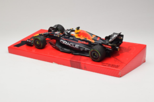 Red Bull RB18 #1 M. Verstappen Oracle Red Bull Racing Japanese Grand Prix Winner World Champion 2022 Minichamps 1:18 11322280 — photo 5 of 7