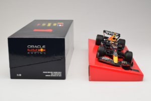 Red Bull RB18 #1 M. Verstappen Oracle Red Bull Racing Japanese Grand Prix Winner World Champion 2022 Minichamps 1:18 11322280 — photo 6 of 7