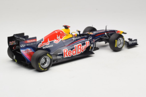 Red Bull RB7 Renault #1 S. Vettel Red Bull Racing World Champion 2011 Minichamps 1:18 110110001 Diecast — photo 2 of 6