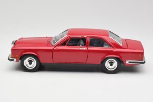 Rolls-Royce Camargue Red Bburago 1:22 3001 Diecast — photo 4 of 8