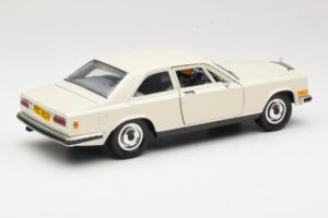 Rolls-Royce Camargue White Bburago 1:22 3001-M1 Diecast — photo 2 of 8