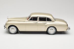 Rolls-Royce Silver Cloud III Flying Spur H.J. Mulliner Gold MCG 1:18 MCG18058 Diecast — photo 3 of 6