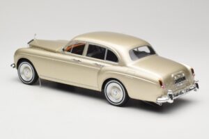 Rolls-Royce Silver Cloud III Flying Spur H.J. Mulliner Gold MCG 1:18 MCG18058 Diecast — photo 5 of 6