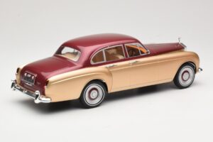 Rolls-Royce Silver Cloud III Flying Spur H.J. Mulliner Red & Gold MCG 1:18 MCG18132 Diecast — photo 2 of 6