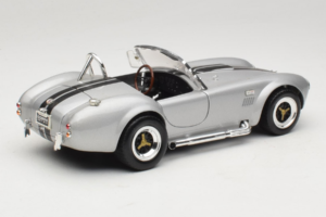 Shelby Cobra 427S/C Silver With Black Stripes Road Signature 1:18 92058 Diecast — photo 3 of 8
