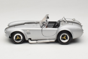 Shelby Cobra 427S/C Silver With Black Stripes Road Signature 1:18 92058 Diecast — photo 4 of 8