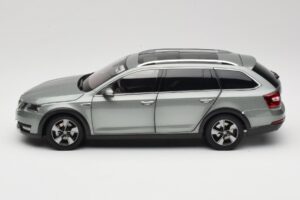 Skoda Octavia Mk4 Combi Green Paudi Model 1:18 ZMR000005GRU Diecast — photo 4 of 8