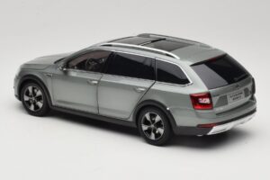 Skoda Octavia Mk4 Combi Green Paudi Model 1:18 ZMR000005GRU Diecast — photo 7 of 8