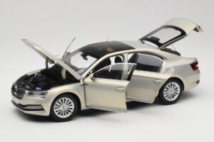 Skoda Superb Mk3 Gold Paudi Model 1:18 ZSS000006GOLD Diecast — photo 2 of 8