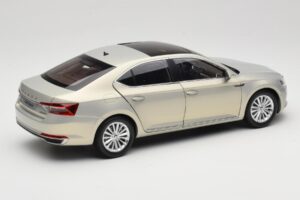 Skoda Superb Mk3 Gold Paudi Model 1:18 ZSS000006GOLD Diecast — photo 3 of 8