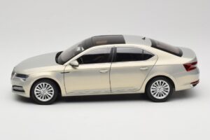 Skoda Superb Mk3 Gold Paudi Model 1:18 ZSS000006GOLD Diecast — photo 4 of 8