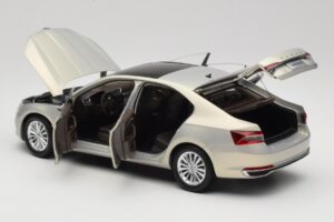 Skoda Superb Mk3 Gold Paudi Model 1:18 ZSS000006GOLD Diecast — photo 5 of 8