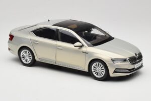 Skoda Superb Mk3 Gold Paudi Model 1:18 ZSS000006GOLD Diecast — photo 6 of 8