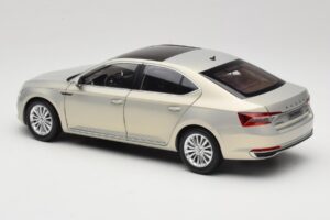 Skoda Superb Mk3 Gold Paudi Model 1:18 ZSS000006GOLD Diecast — photo 7 of 8