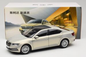 Skoda Superb Mk3 Gold Paudi Model 1:18 ZSS000006GOLD Diecast — photo 8 of 8