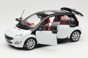 Smart Forfour White Kyosho 1:18 0019141V001C01Q00 Diecast — photo 2 of 8