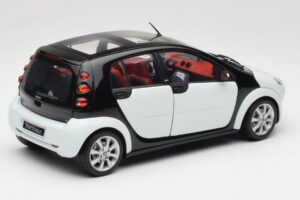 Smart Forfour White Kyosho 1:18 0019141V001C01Q00 Diecast — photo 3 of 8