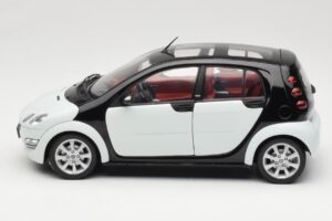 Smart Forfour White Kyosho 1:18 0019141V001C01Q00 Diecast — photo 4 of 8