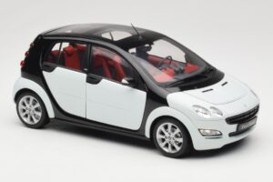 Smart Forfour White Kyosho 1:18 0019141V001C01Q00 Diecast — photo 6 of 8