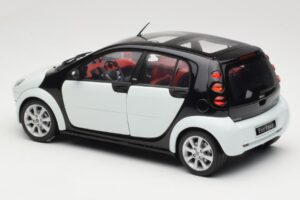 Smart Forfour White Kyosho 1:18 0019141V001C01Q00 Diecast — photo 7 of 8