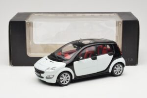 Smart Forfour White Kyosho 1:18 0019141V001C01Q00 Diecast — photo 8 of 8