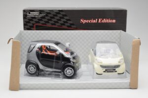 Smart Fortwo Black & White Maisto 1:18 56045 Diecast — photo 2 of 3