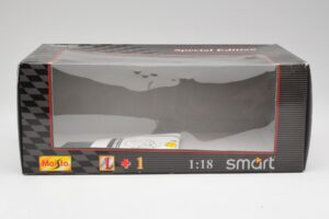 Smart Fortwo Black & White Maisto 1:18 56045 Diecast — photo 3 of 3