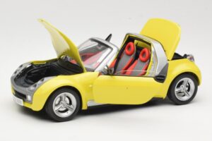 Smart Roadster 452 Yellow Bburago 1:18 34099-M2 Diecast — photo 2 of 8