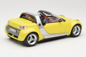 Smart Roadster 452 Yellow Bburago 1:18 34099-M2 Diecast — photo 3 of 8