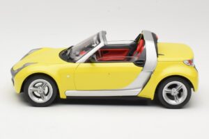 Smart Roadster 452 Yellow Bburago 1:18 34099-M2 Diecast — photo 4 of 8