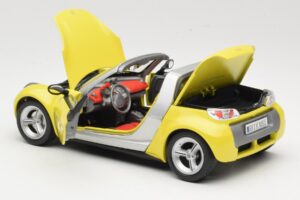 Smart Roadster 452 Yellow Bburago 1:18 34099-M2 Diecast — photo 5 of 8