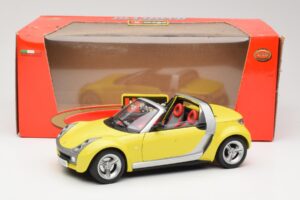 Smart Roadster 452 Yellow Bburago 1:18 34099-M2 Diecast — photo 8 of 8