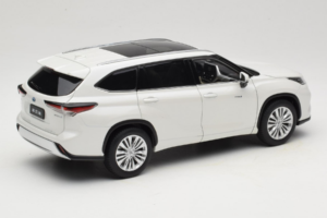 Toyota Highlander XU70 White OEM 1:18 26071-2011 Diecast — photo 3 of 8