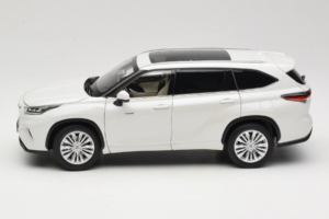Toyota Highlander XU70 White OEM 1:18 26071-2011 Diecast — photo 4 of 8
