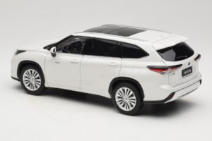 Toyota Highlander XU70 White OEM 1:18 26071-2011 Diecast — photo 7 of 8