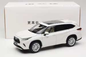Toyota Highlander XU70 White OEM 1:18 26071-2011 Diecast — photo 8 of 8