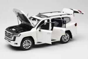 Toyota Land Cruiser J300 ZX White LCD 1:18 LCD18013-ZX-WH Diecast — photo 2 of 8