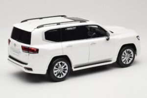 Toyota Land Cruiser J300 ZX White LCD 1:18 LCD18013-ZX-WH Diecast — photo 3 of 8