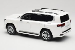 Toyota Land Cruiser J300 ZX White LCD 1:18 LCD18013-ZX-WH Diecast — photo 7 of 8