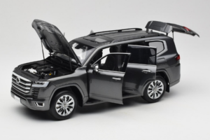 Toyota Land Cruiser LC300 ZX Grey LCD 1:18 LCD18013-ZX-GR Diecast — photo 2 of 8