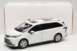Toyota Sienna XL30 White OEM 1:18 TOYOTA013 Diecast — photo 8 of 8