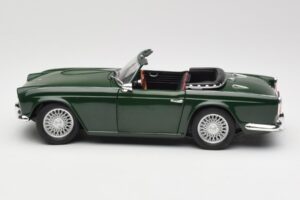 Triumph TR4 British Racing Green Revell 1:18 08827-T1 Diecast — photo 4 of 8