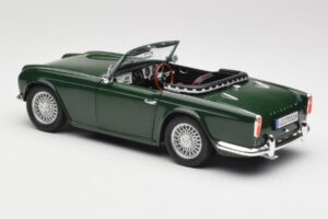 Triumph TR4 British Racing Green Revell 1:18 08827-T1 Diecast — photo 7 of 8
