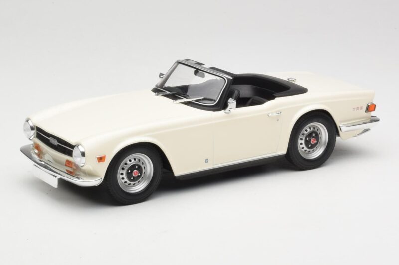 Triumph TR6 PI White Minichamps 1:18 155132035 Diecast