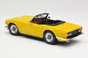 Triumph TR6 RHD Yellow Minichamps 1:18 155132034 Diecast — photo 5 of 6