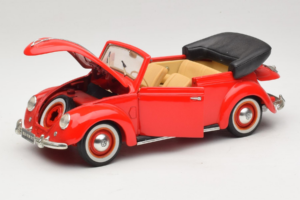 Volkswagen Beetle Cabriolet Red Maisto 1:18 56010 Diecast — photo 2 of 8