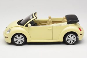 Volkswagen Beetle Cabriolet Yellow Gate 1:18 VW24108 Diecast — photo 4 of 8