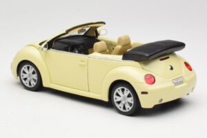 Volkswagen Beetle Cabriolet Yellow Gate 1:18 VW24108 Diecast — photo 7 of 8